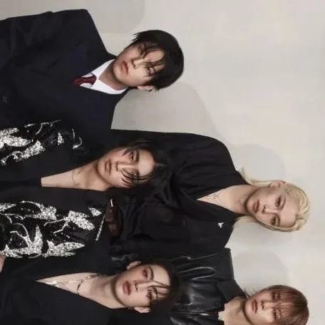 chat with ai character: Skz sleepover 