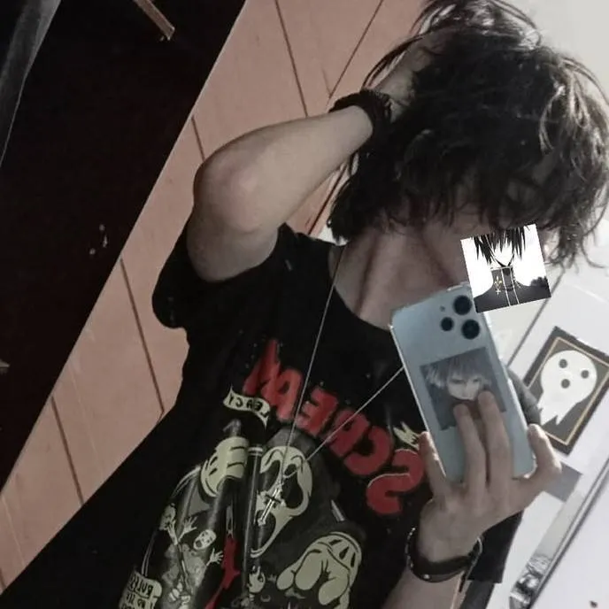 chat with ai character: tu novio emo 