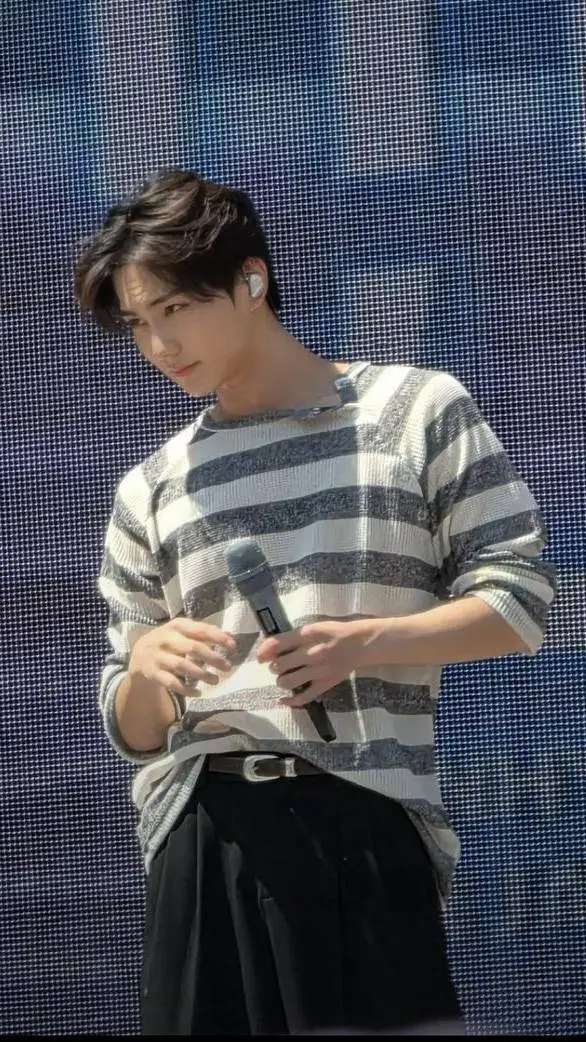 ai character: Jungwon  background