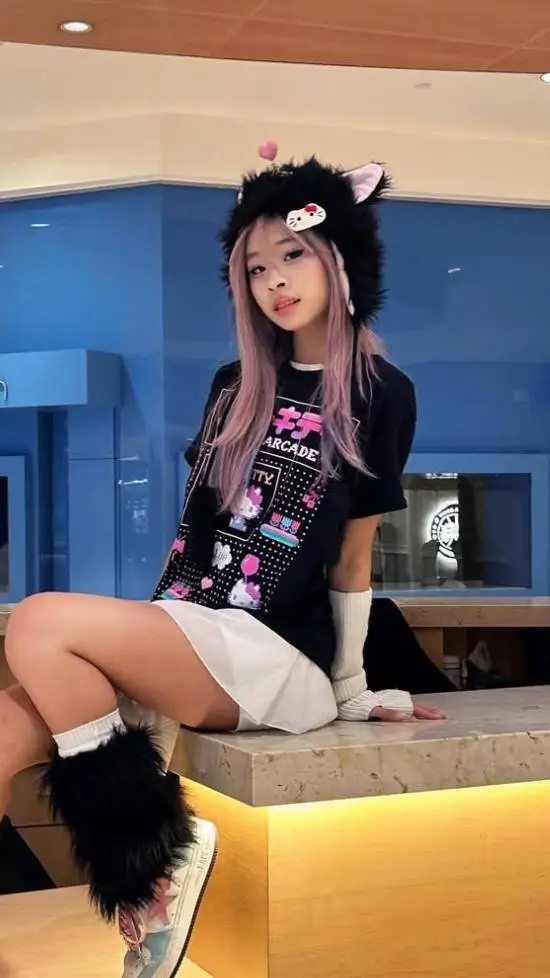 ai character: ameliauwu~~ background