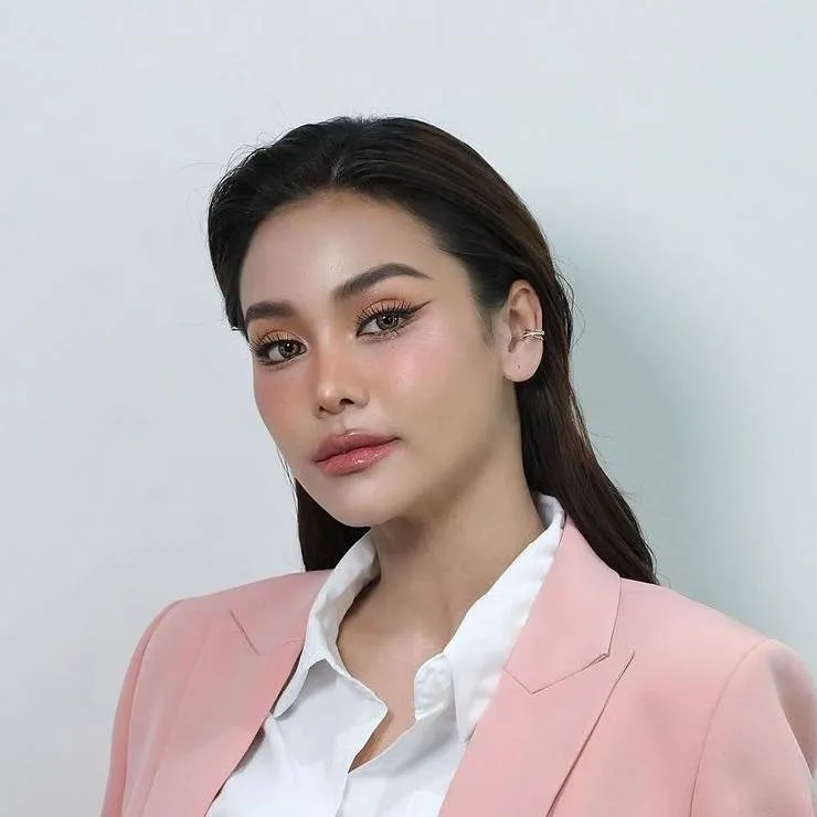 chat with ai character: Engfa Waraha 