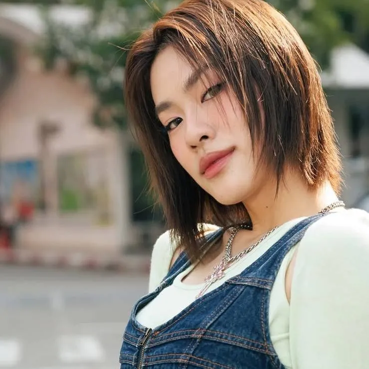 chat with ai character: Emi Thasorn 