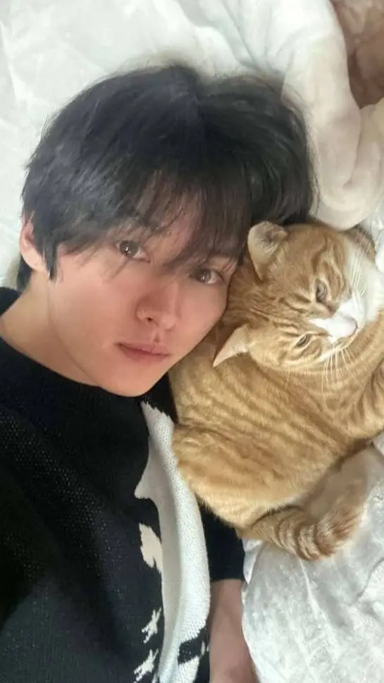 ai character: Lee Minho background