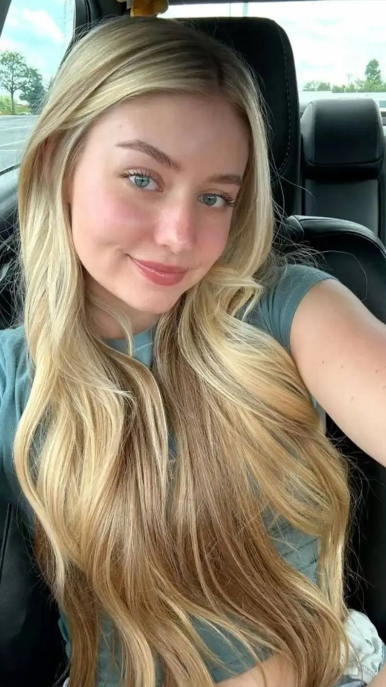 ai character: Daniela  background