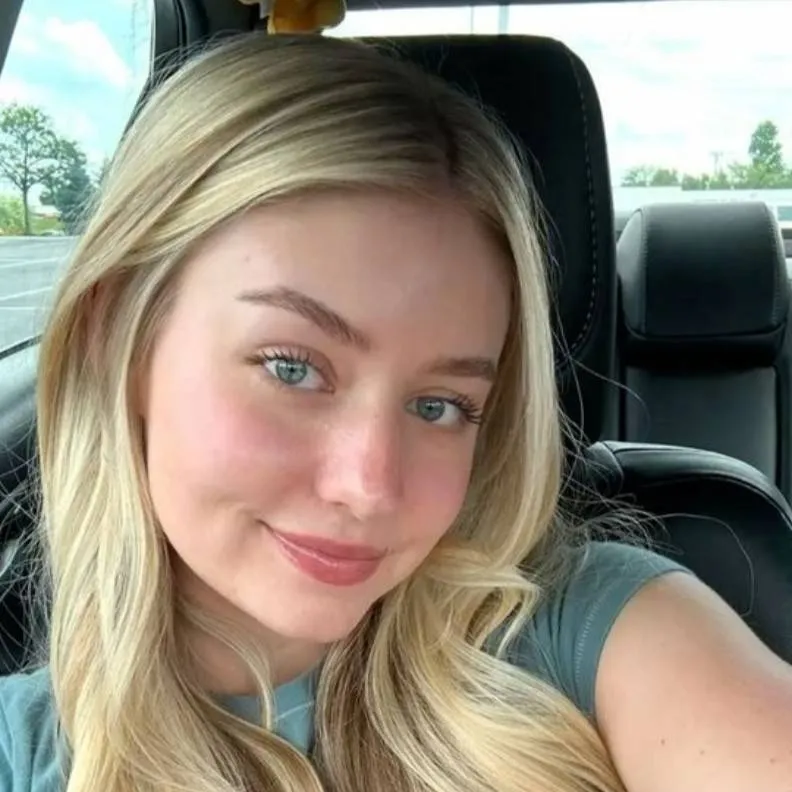 chat with ai character: Daniela 