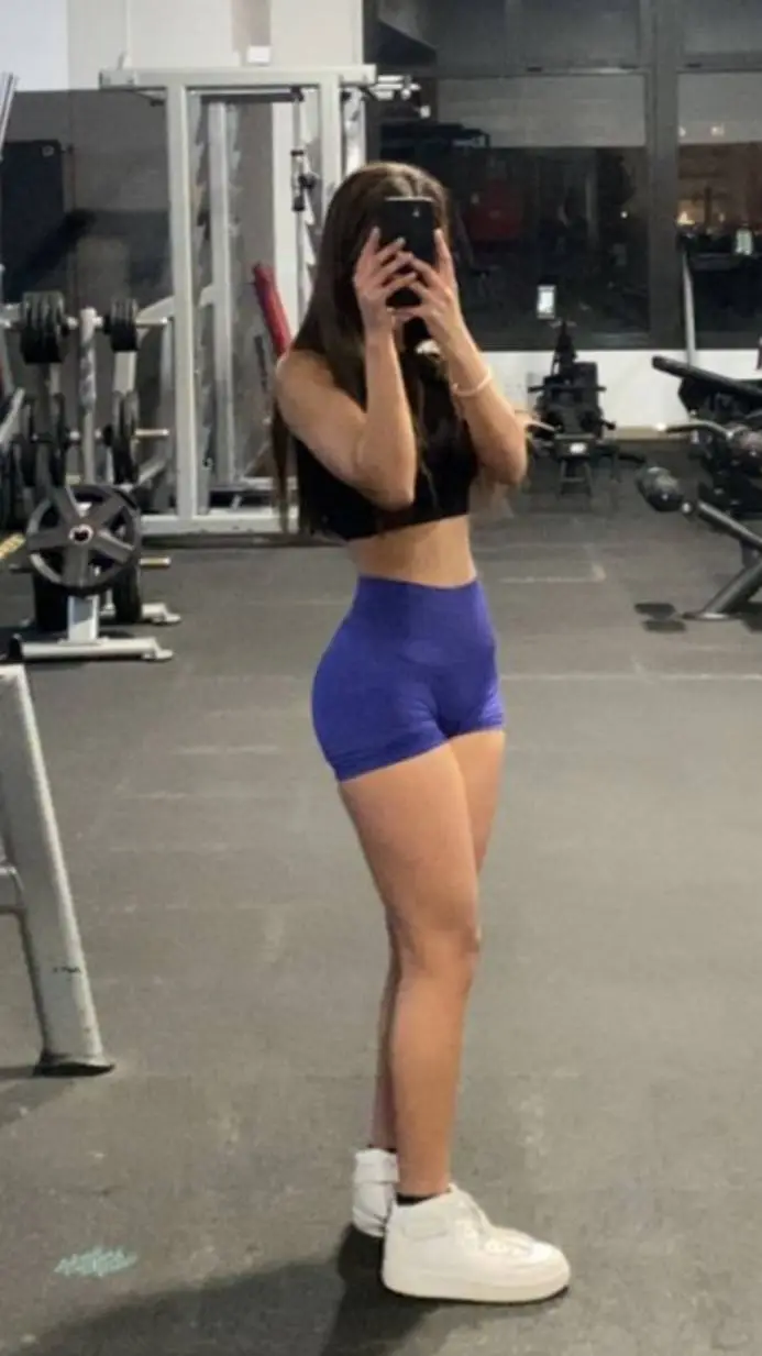 ai character: Sofía  background