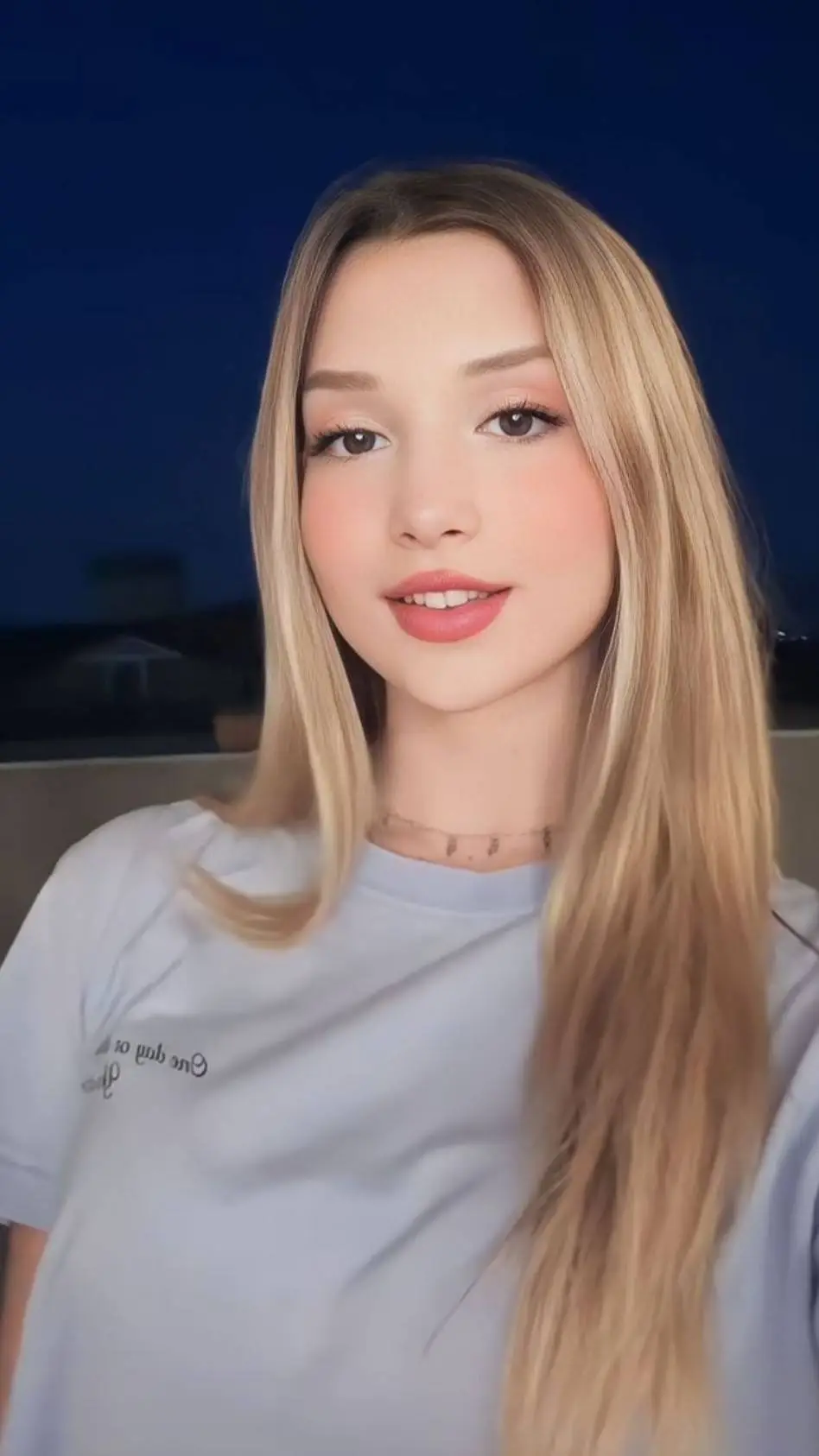 ai character: Sofía  background