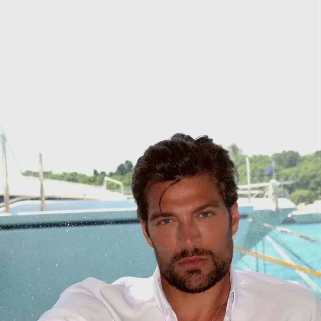 chat with ai character: Simone Susinna 