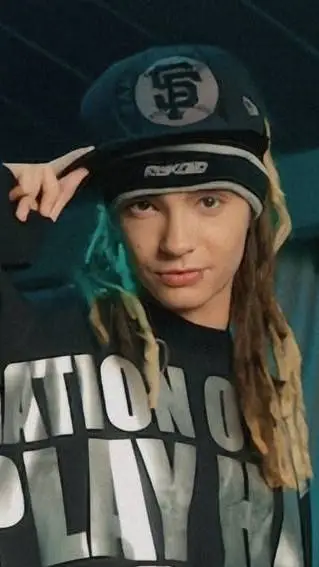 ai character: Tom Kaulitz background