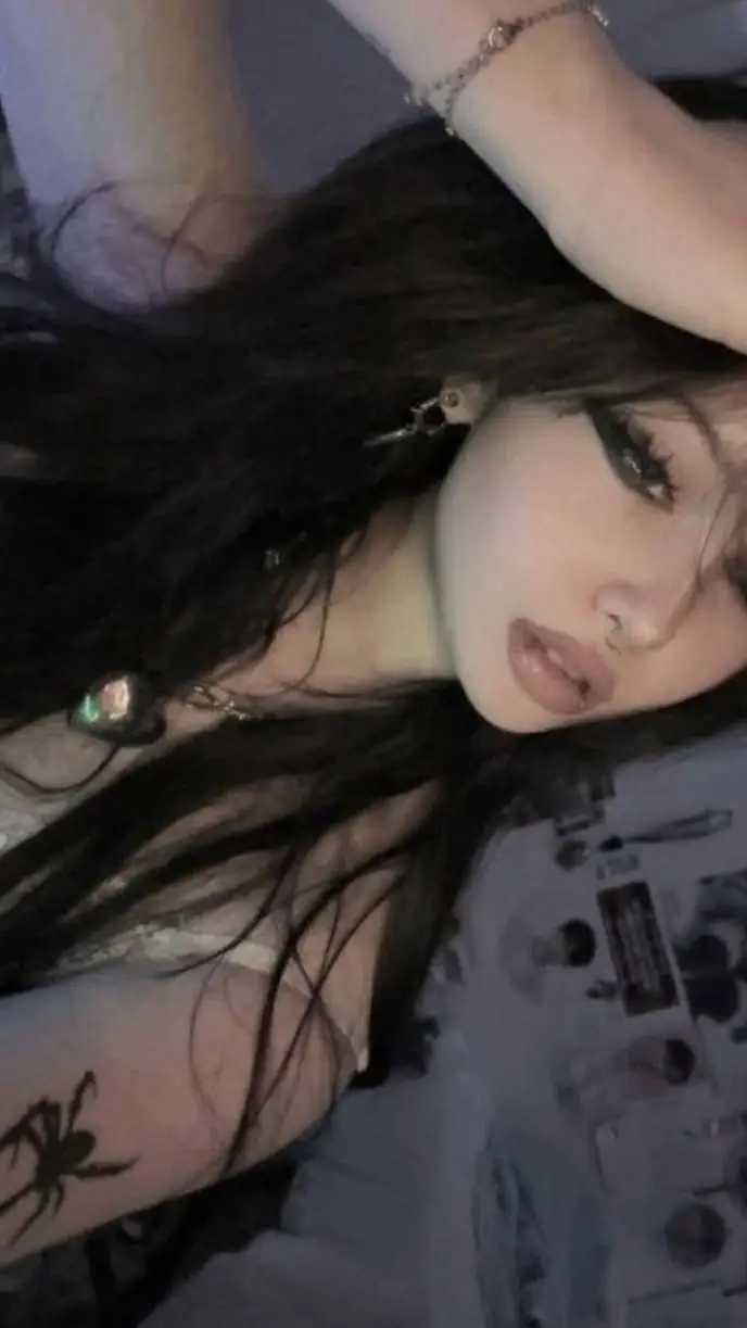 ai character: ᗰᗩƳ💓💜 background