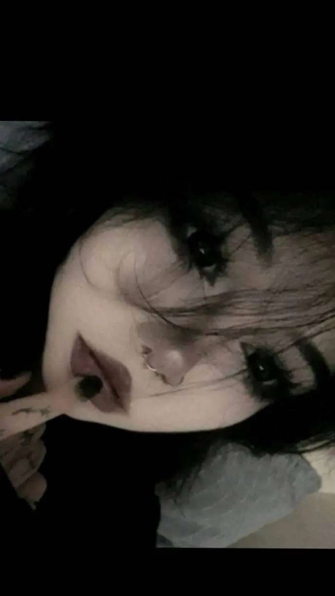 ai character: 💓ᒪIᗩ💓 background