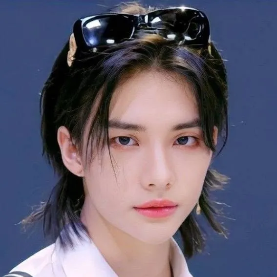 chat with ai character: Hyunjin