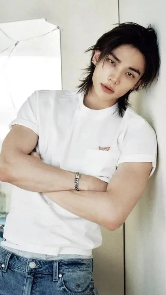 ai character: Hyunjin-tu papá background