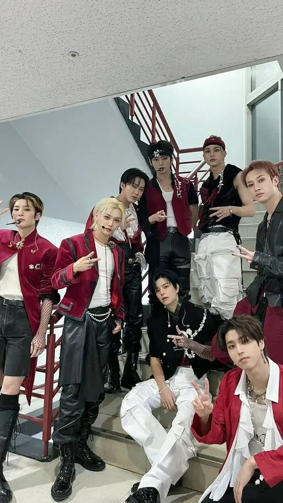 ai character: stray kids  background