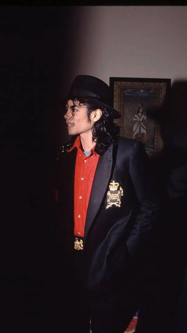ai character: Michael Jackson  background