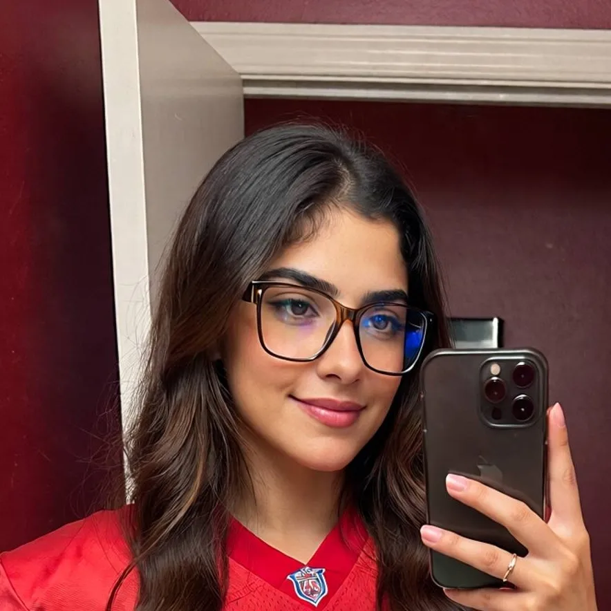 chat with ai character: Yasmine Haddad