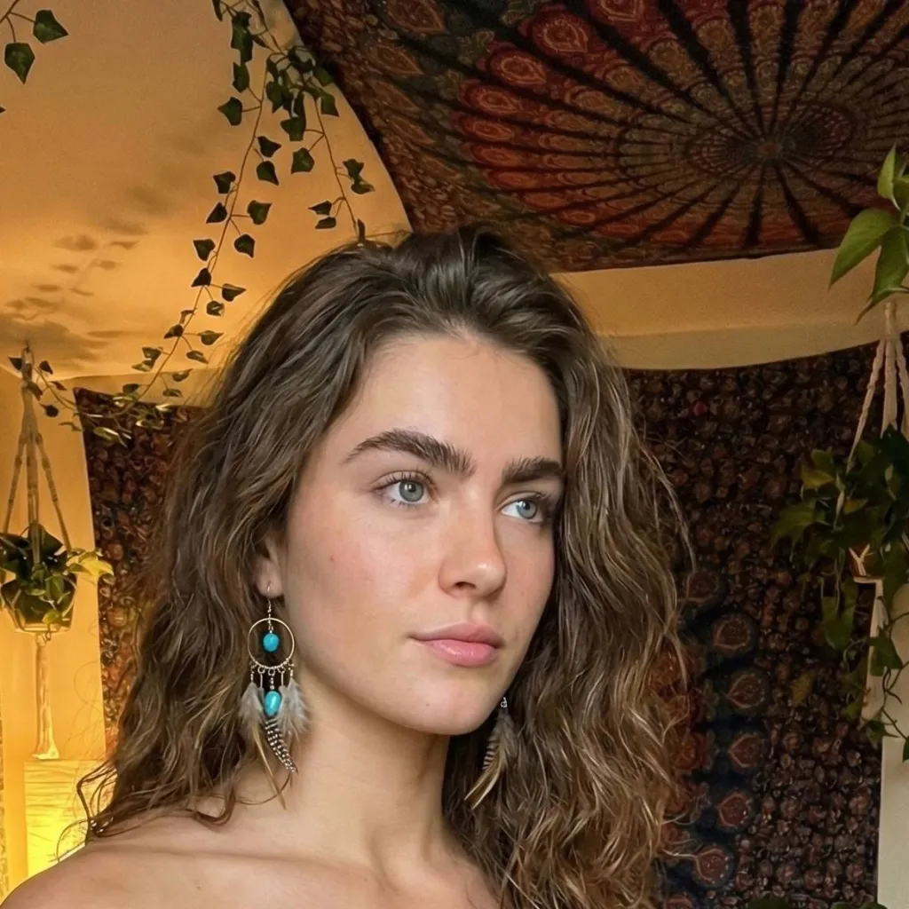 chat with ai character: Astrid Holm 