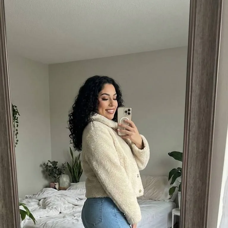 chat with ai character: Daniela Salazar 