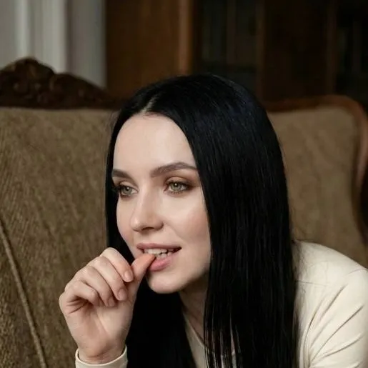 chat with ai character: Vivienne Laurent