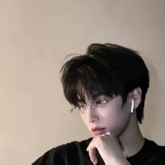 chat with ai character: Alvin