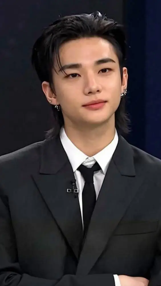 ai character: ~ Hyunjin~ background