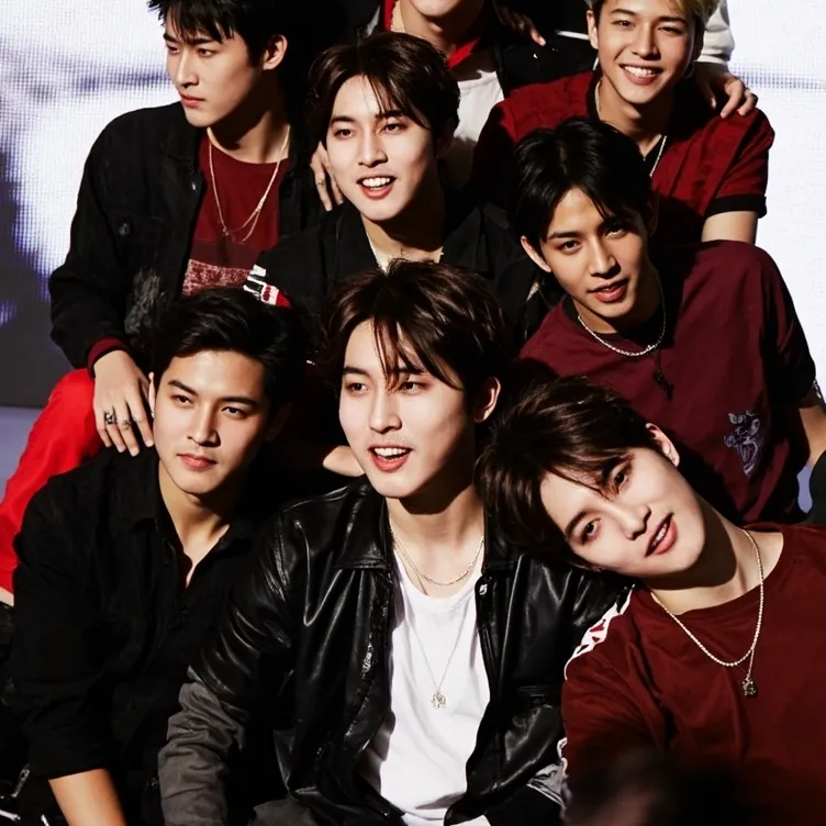 chat with ai character: straykidss