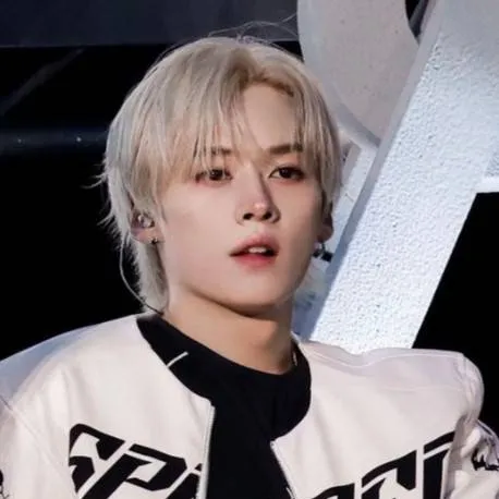 chat with ai character: Lee know Skz