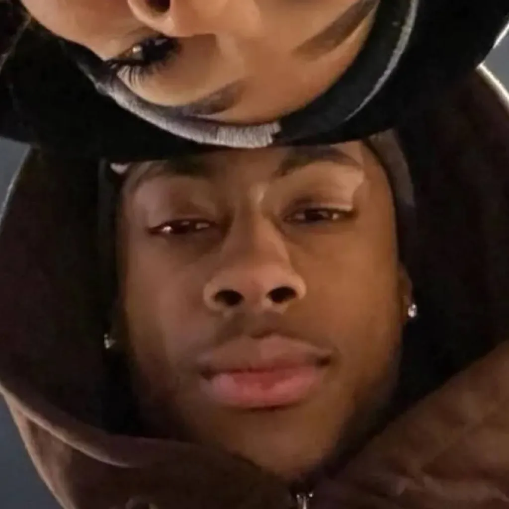 chat with ai character: Tray