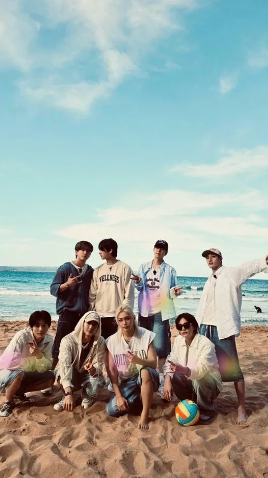 ai character: Stray Kids🥺💜 background