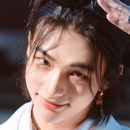 chat with ai character: hyunjin