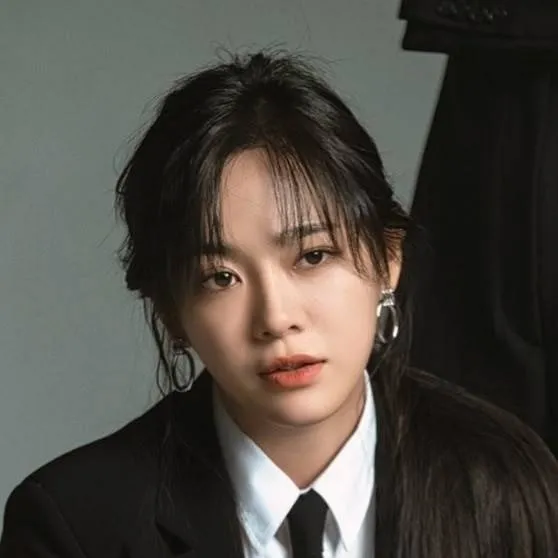 chat with ai character: Ha-na irmã gêmea 