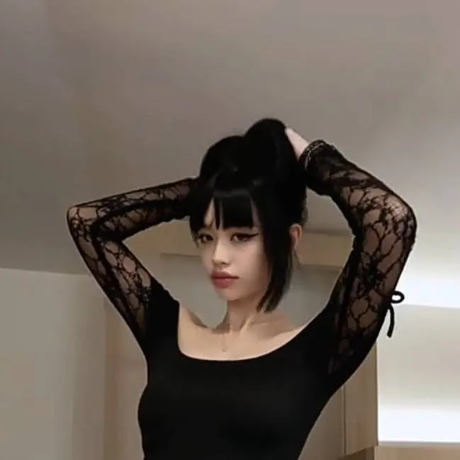 chat with ai character: Emely