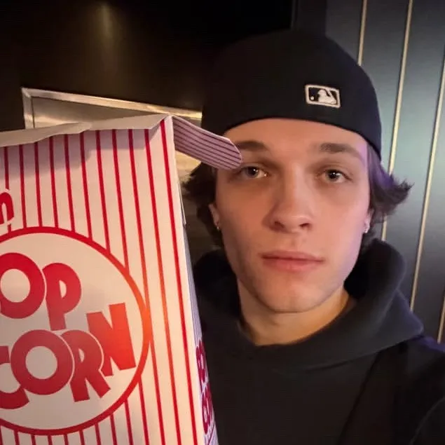 chat with ai character: chris sturniolo