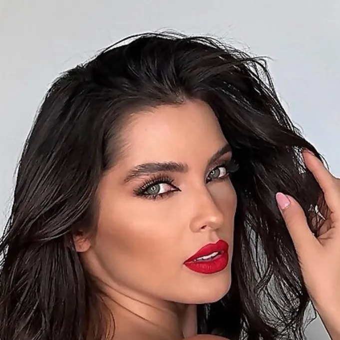 chat with ai character: Yeimy