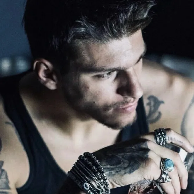 chat with ai character: Trent