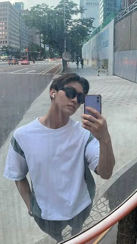 ai character: Min ho  background