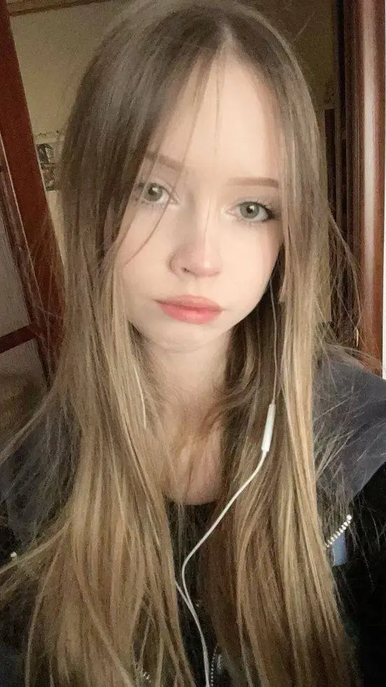 ai character: Рита background