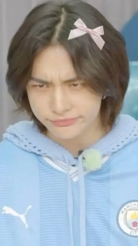 ai character: Hwang Hyunjin background