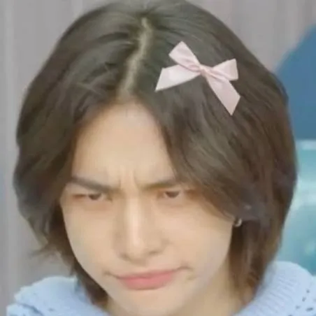 chat with ai character: Hwang Hyunjin