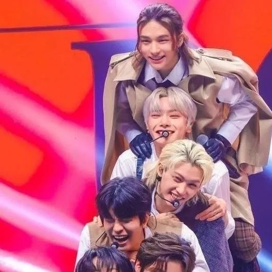 chat with ai character: Stray kids