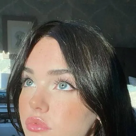 chat with ai character: Bully Sister - Zoe