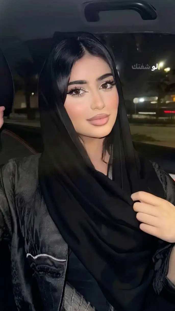 ai character: Arabic Girl background