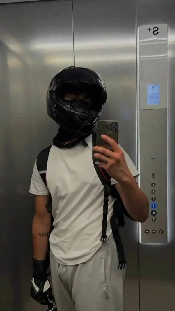 ai character: 🏍️Eli Martinez🏍️ background