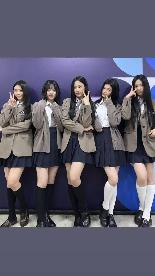 ai character: NewJeans  background