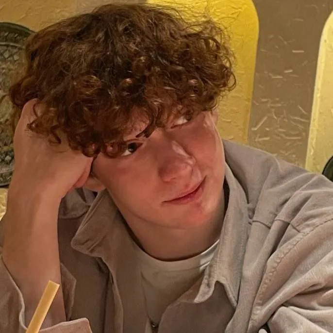 chat with ai character: Клайп 