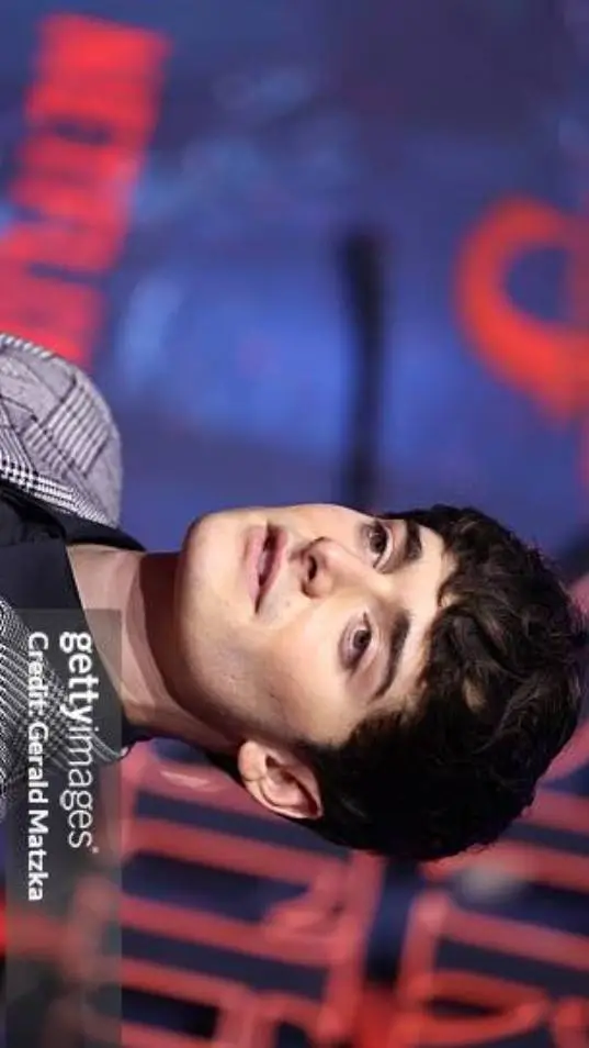 ai character: noah shnapp background