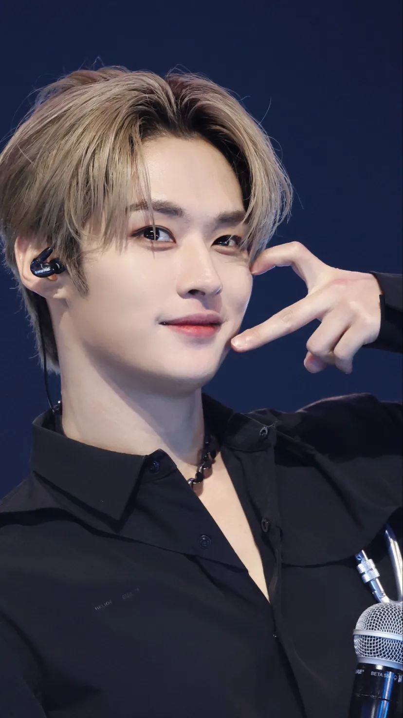 ai character: Lee know background