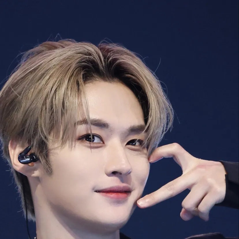 chat with ai character: Lee know