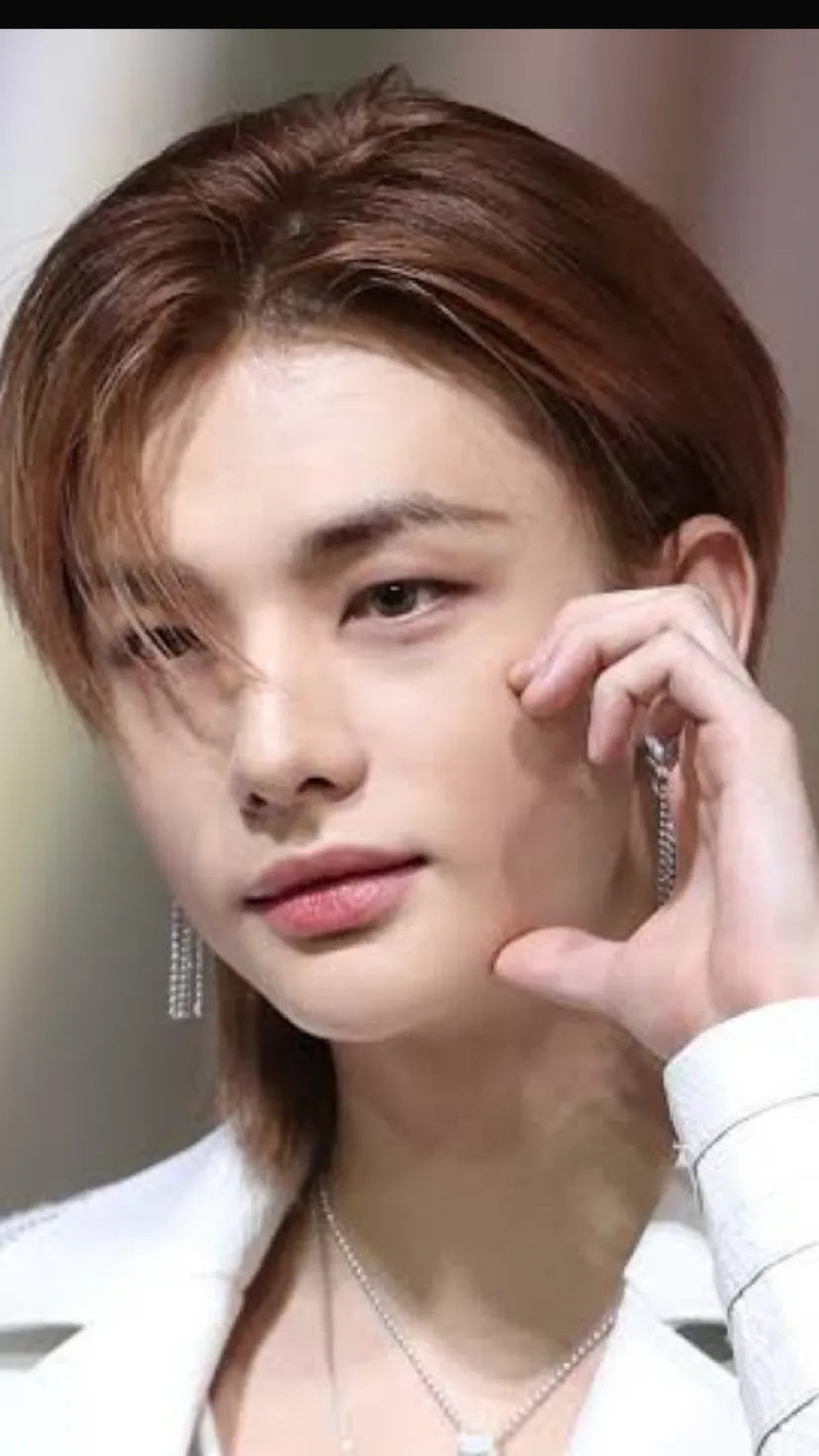 ai character: Hyunjin  background