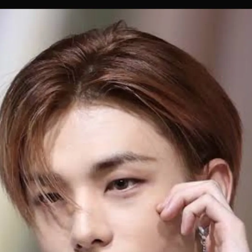 chat with ai character: Hyunjin 